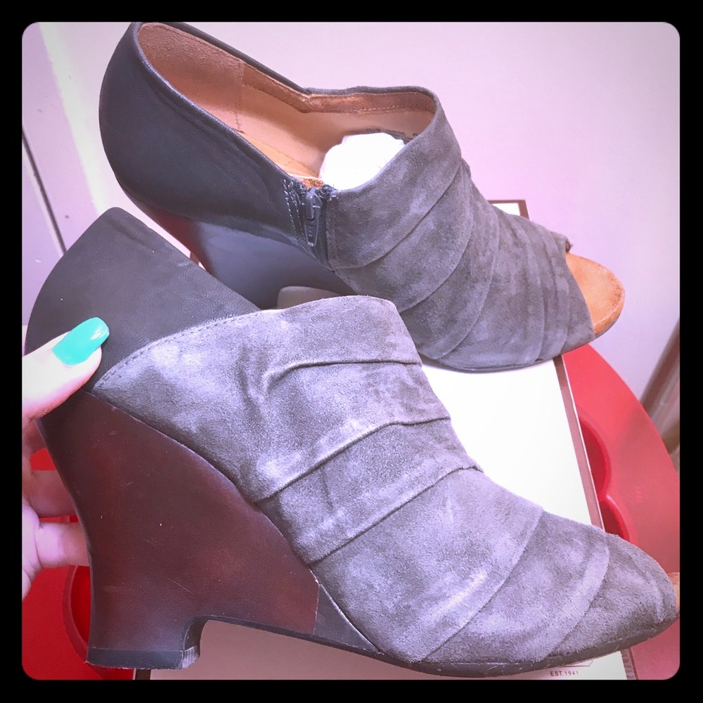 Naya Gray Suede and Leather Peep Toe Wedges 10.5